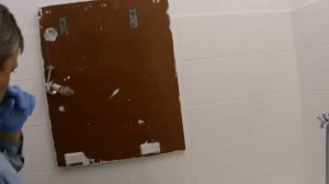 Вешаем зеркало в ванной без повреждения кафеля. mp4