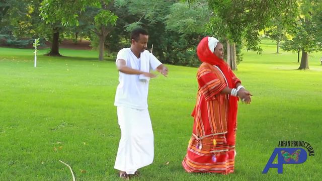 Afmadoobeey Sahra omar dhuule Iyo Najib Drfarah Dircted By Samatar Said Salah смотреть онлайн
