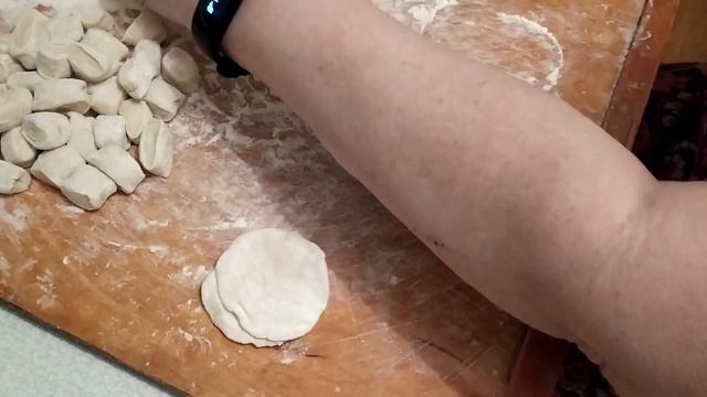 ЛЕПЛЮ ПЕЛЬМЕНИ, ДЕЛЮСЬ НОВОСТЯМИ. смотреть онлайн