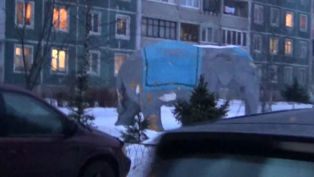 Во дворах Агалатово гуляет СЛОН, благородный великан на радость детям и туристам смотреть онлайн