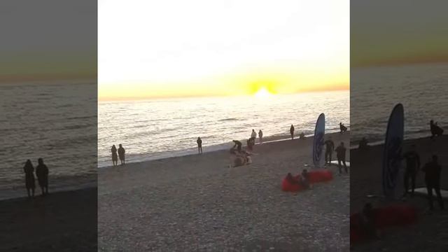 Солнце уходит в море смотреть онлайн