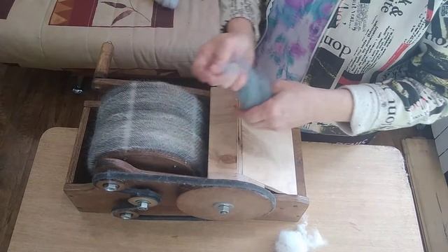 Кардер барабанный.Смешиваю шерсть самоеда с крашенным мериносом.Часть 1. смотреть онлайн