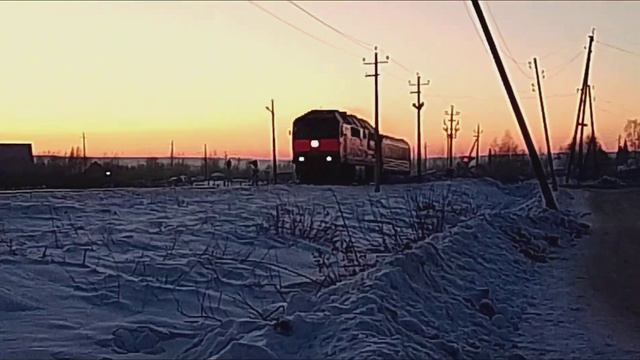 "Вот это тифон!"Тепловоз ТЭП70-0258 с пригородным поездом Ивдель-Алябьево. смотреть онлайн