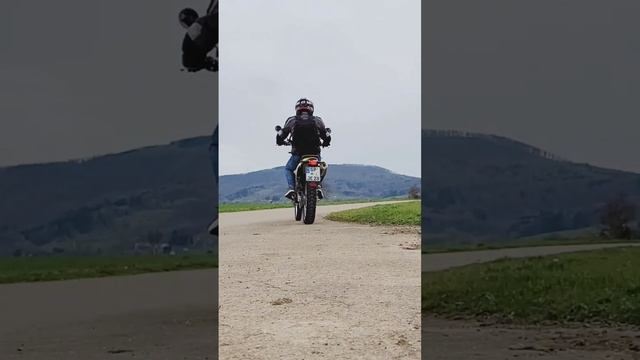 Loud Exhaust ? #göppingen #bikelife #motorcycle #suzuki #sound #exhaust #drz400 #loud #illegal #fun смотреть онлайн