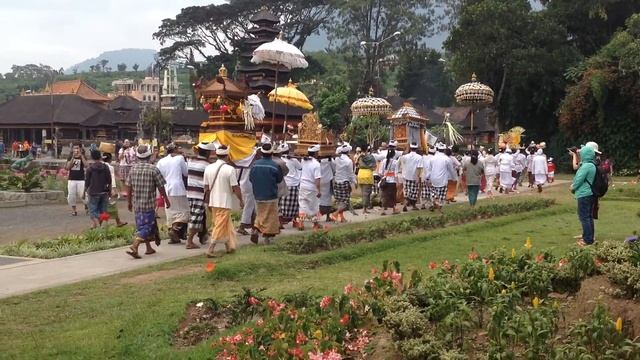 Церемония в храме Pura Ulun Danu Beratan на Бали смотреть онлайн
