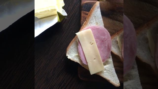 ГОРЯЧИЙ БУТЕРБРОД С ВЕТЧИНОЙ И СЫРОМ.В сэндвичнице. смотреть онлайн