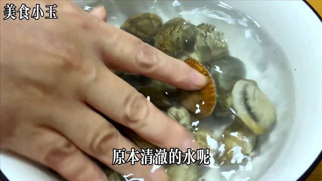 清洗花蛤時，切記別直接放鹽，老漁民教我三妙招，花蛤自動瘋狂吐泥沙，【美食小玉】，#花蛤食譜，#花蛤料理，#花蛤的做法，#food，#美食，#烹飪教學，#花蛤家常做法爆炒，#辣炒花甲花蛤，#花甲，#花