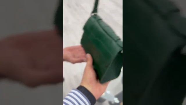 Классическая мини - сумочка из натуральной кожи крокодила в зелёном цвете. смотреть онлайн
