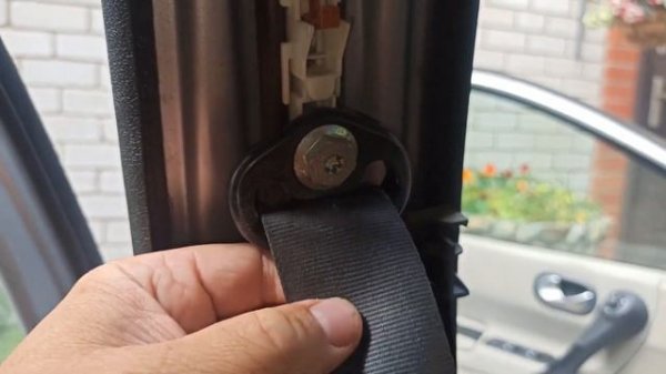 Не убирается ремень безопасности,  простое решение проблемы.