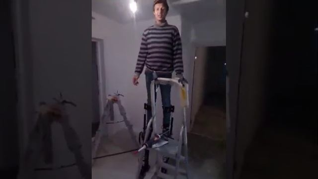 Монтаж натяжных потолков на строительных ходулях. смотреть онлайн