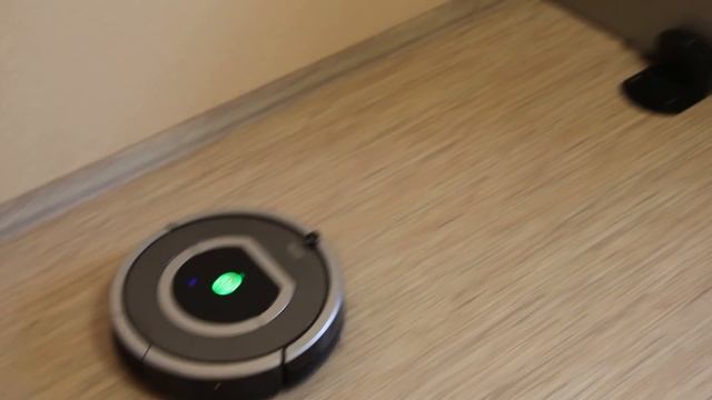 Парковка пылесоса iRobot 780 на dock смотреть онлайн