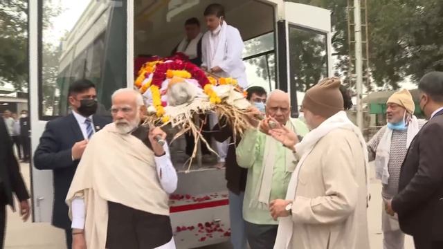 Mortal remains of Heeraben Modi brought to a crematorium for last rites in Gandhinagar. смотреть онлайн