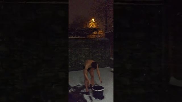 Обливание холодной водой из вёдер после бани. смотреть онлайн