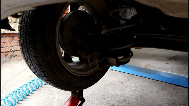 Замена заднего амортизатора на Mitsubishi Colt 1,5 Мицубиси Кольт 2003 года смотреть онлайн