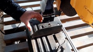 Почему монтажная пила пилит криво