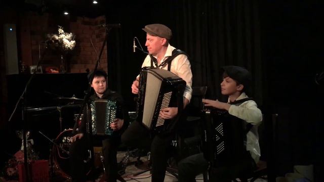 Андрей Кириенко с учениками на Творческом вечере баянистов в Кафе-Пушкарев.9))20 декабря смотреть онлайн