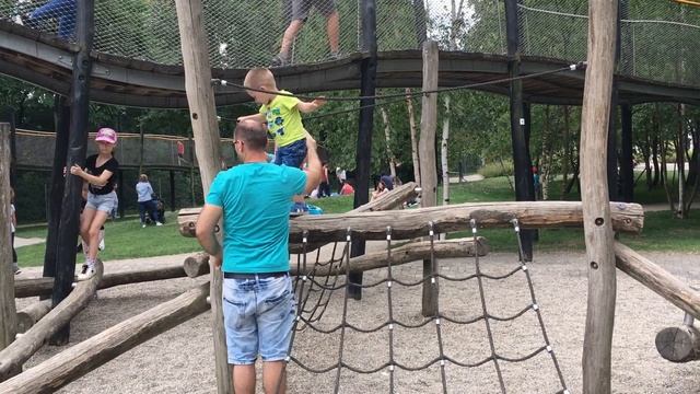 Петя и Даня катаются на подъемнике и играют на лесной детской площадке смотреть онлайн