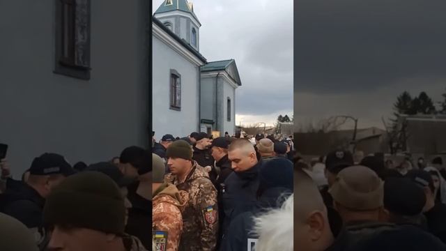 Ещё кадры из Каменец-Подольска Хмельницкой области. Толпа призывает: "Геть московского попа" смотреть онлайн