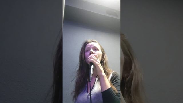 В детстве я постоянно мечтала петь и вот сейчас решилась. Понимаю не идеально, но я так пою. смотреть онлайн