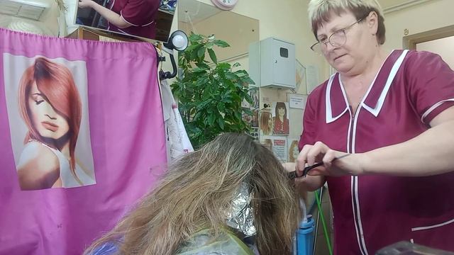 Делаем мелирование фольгой + окантовка на затылке высветленная. смотреть онлайн