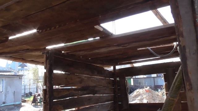СТРОЙКА ДОМА / ИЗ СТАРЫХ ДОСОК / ШАЛАШ / ПОЧТИ ГОТОВ. смотреть онлайн