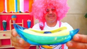 Настя и папа играют в магазин