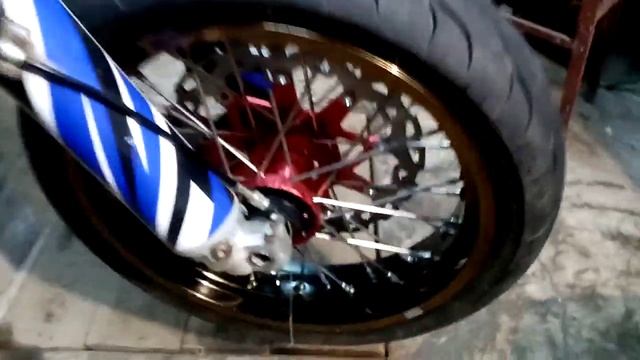 Мотоцикл Baltmotors DAKAR 250 E собираю мотард. Часть 4. Ставлю переднее колесо. смотреть онлайн