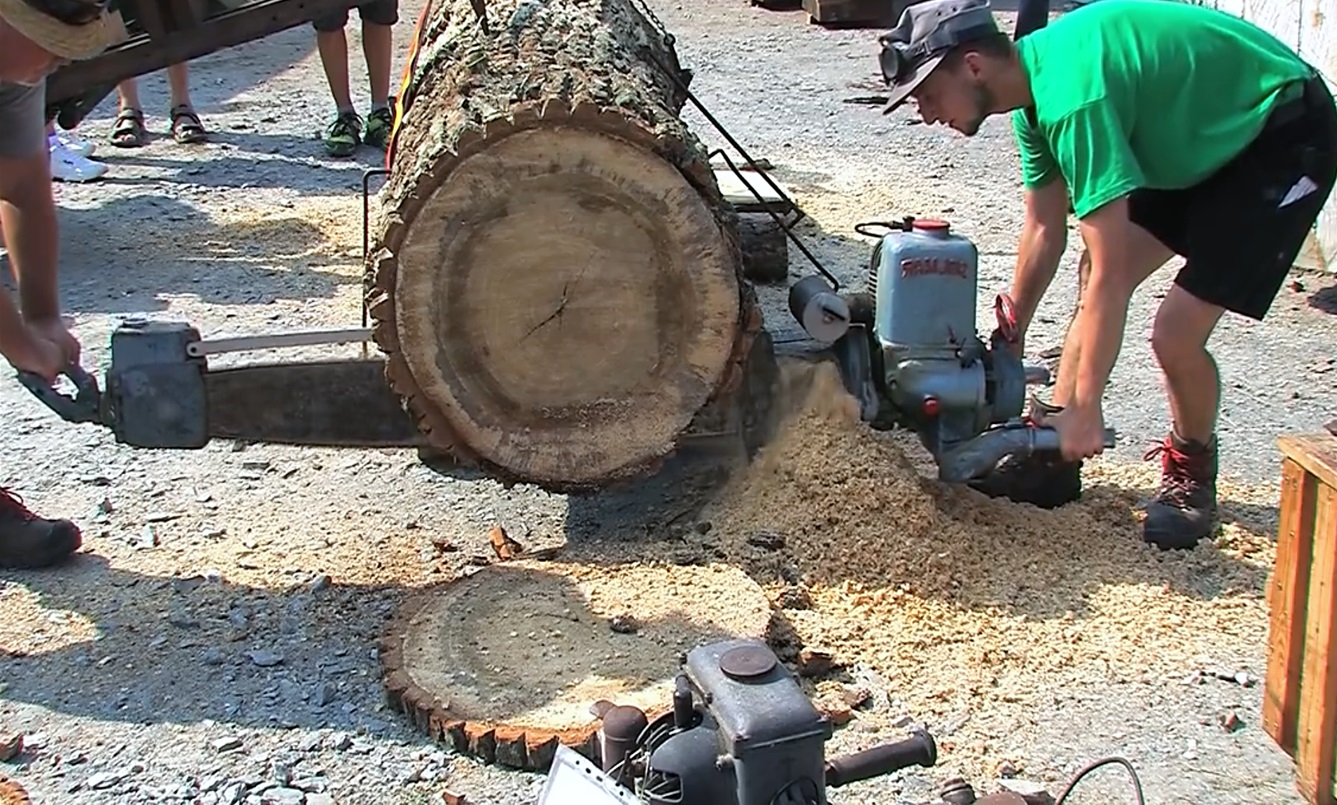 Такой была бензиновая пила 1947 года. Распил бревна диаметром 0.6 метра смотреть онлайн