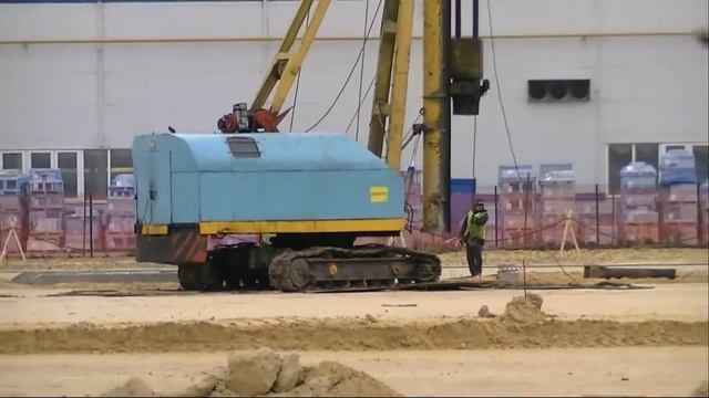 Забивка сваи копровой установкой. Свайные работы.