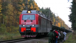 "Среди бегущих первых нет и отстающих". 2ЭС4К-004 "Дончак" с грузовым поездом