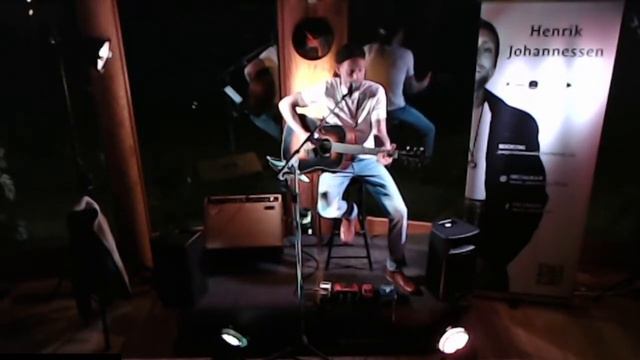 i'm on fire "cover" Live by Henrik Johannessen смотреть онлайн