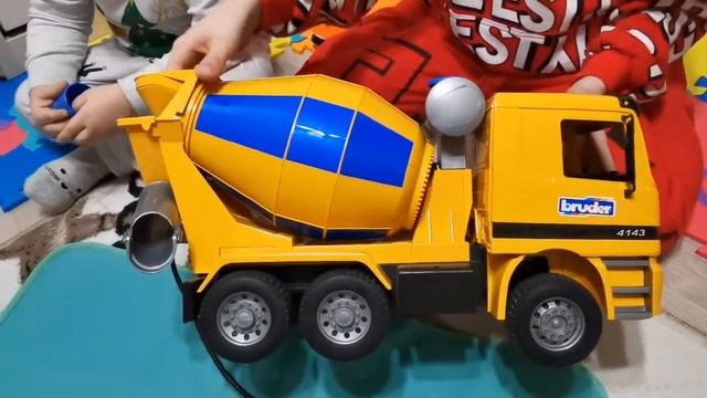 ✨Bruder. Большая бетономешалка Mercedes-Benz.? Строительная техника Bruder, для Пашки и Димки?? смотреть онлайн