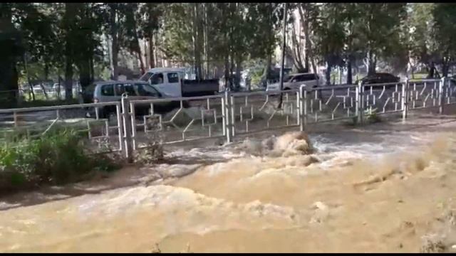 «Раскинулось море широко»: прорвало трубу на перекрёстке возле «Орбиты» в Бердске смотреть онлайн