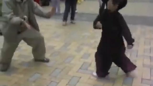 Ребёнок выполняет форму Тай Цзи смотреть онлайн