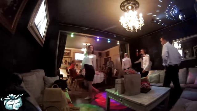 Дарим подарОК - Розыгрыш и Танец Официантов смотреть онлайн