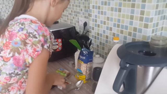 Оладьи с клубникой и йогуртовым сиропом