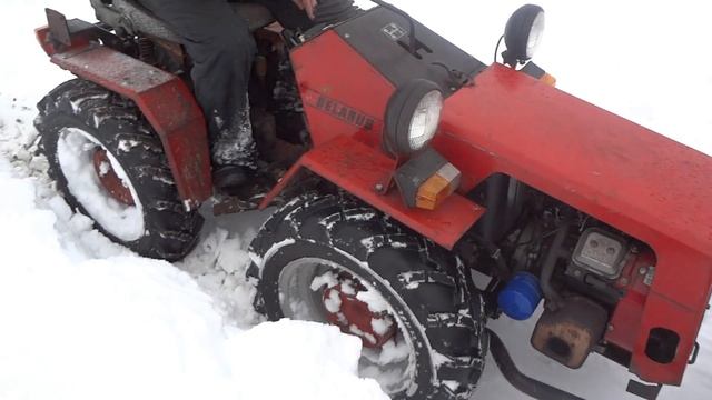 Беларус МТЗ 082 / мтз 132 Чистит снег и сугробы 30 см. Часть 1. Mini tractor vs Arctic invasion! смотреть онлайн