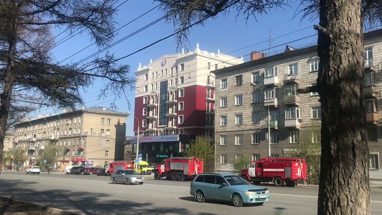 Пожар в Новосибирске на площади Станиславского в доме с часами. Улица Титова. Горит STALIN-HOUSE. смотреть онлайн
