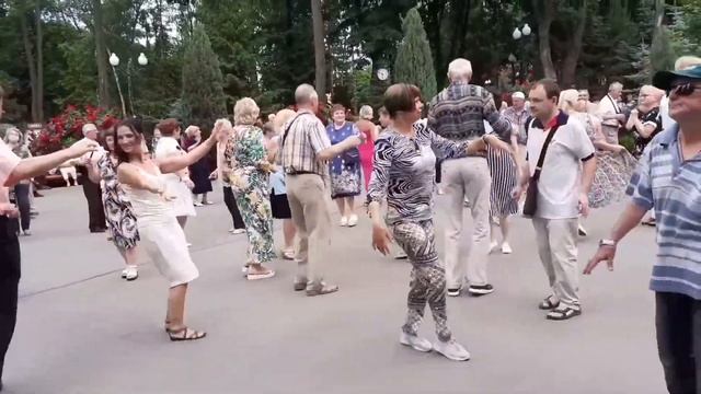 ТЕЩА ДАЛА, ДАЛА НА МАШИНУ! ТАНЦЫ В ПАРКЕ ГОРЬКОГО ХАРЬКОВ СЧАСТЛИВЫЕ МОМЕНТЫ смотреть онлайн