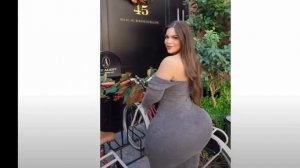 У нее  самая большая попа в мире !