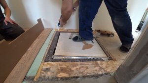 ЛЮК ПОД ЛАМИНАТ. (Как обойти ламинатом люк напольный)