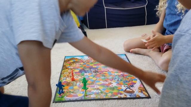 Having fun on the old board game Candyland смотреть онлайн