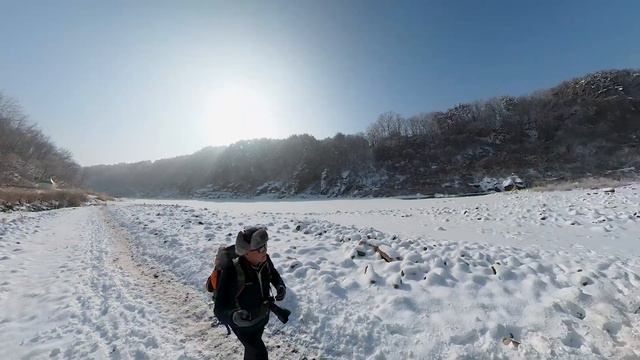 철원 한탄강의 얼어있는 물윗길과 주상절리 잔도길 트래킹 смотреть онлайн