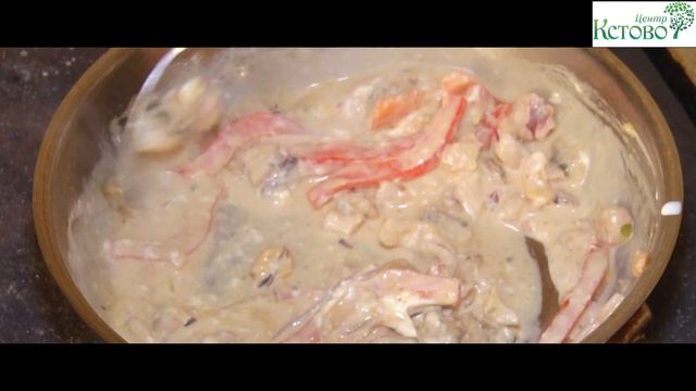 Теплый салат с морепродуктами в сливочном соусе,салатом "Меслам" и томатами черри. смотреть онлайн