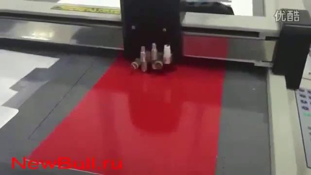 Планшетный режущий плоттер DCZ в процессе надсечки самоклеющихся этикеток, режущий плоттер смотреть онлайн