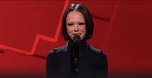 Инстасамка выступила в шоу «Голос», где Полина Гагарина обещала ее придушить