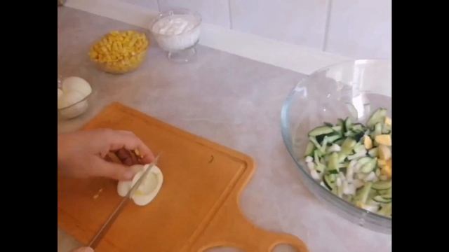 Салат с кальмарами, кукурузой и свежими огурцами. смотреть онлайн