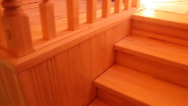 Деревянная лестница на косоурах с поворотом на 90 градусов. смотреть онлайн