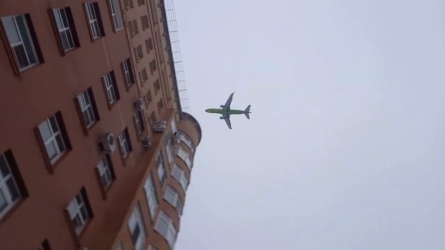 Embraer E-170 S7 Airlines Иркутск-Омск садится утром над центром города Омска.