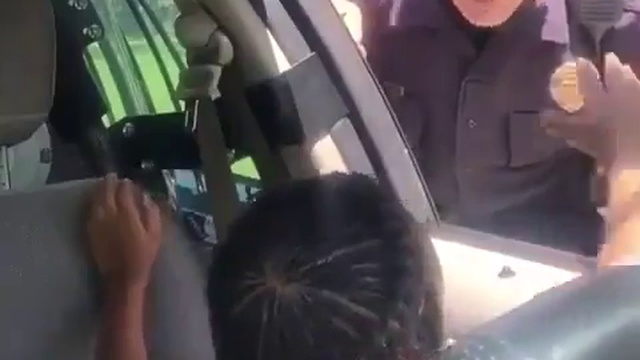 Девочка заняла полицейскую машину смотреть онлайн